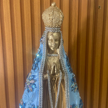 IMAGEM DE GESSO NOSSA SENHORA APARECIDA DOURADA E AZUL COM STRASS E PEDRARIA 33CM  MOD 2 (1 UNIDADE)