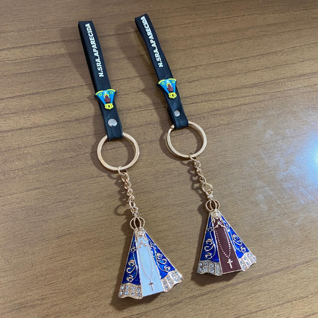 CHAVEIRO LUXO NOSSA SENHORA APARECIDA COM FITA SILICONE PRETA (6 UNIDADES)