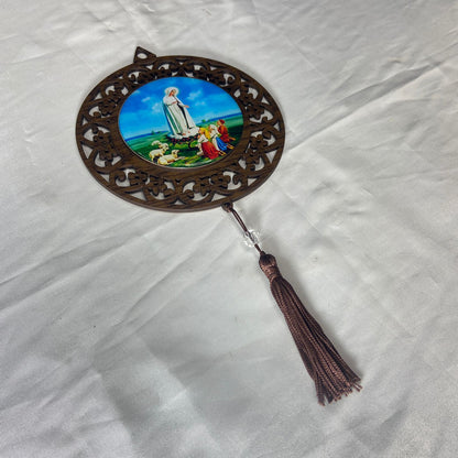 MANDALA MDF TABACO NOSSA SENHORA DE FÁTIMA COM PASTORES 26CM (1 UNIDADE)