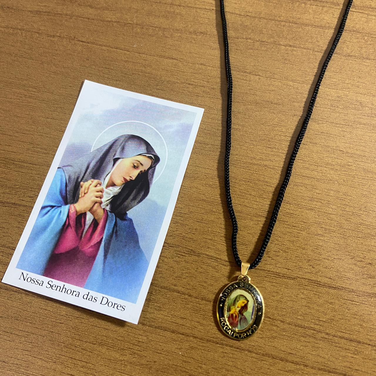CORDÃO COM MEDALHA RESINADA NOSSA SENHORA DAS DORES (1 UNIDADES)