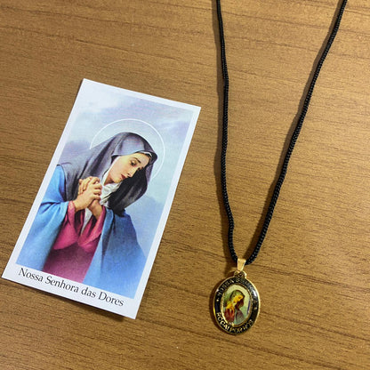 CORDÃO COM MEDALHA RESINADA NOSSA SENHORA DAS DORES (1 UNIDADES)