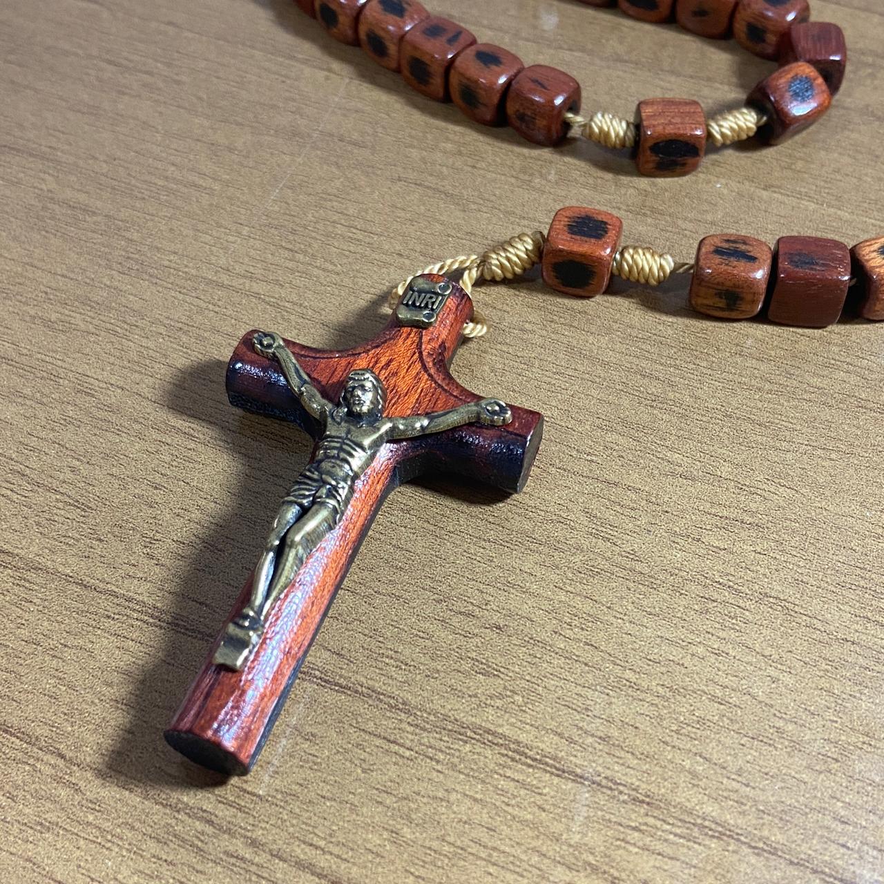 TERÇO DE MADEIRA CONTA QUADRADA SANTO ANTÔNIO 08MM  (1 UNIDADE)