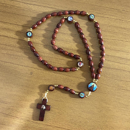 TERÇO DE MADEIRA SANTOS SORTIDOS 7 MEDALHAS  (12 UNIDADES)