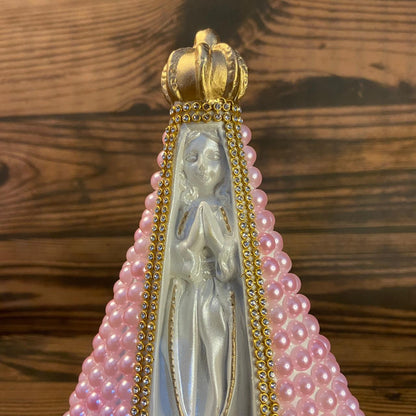 IMAGEM DE GESSO NOSSA SENHORA APARECIDA BRANCA BORDADA COM PÉROLA ROSA 22,5CM MOD 2 (1 UNIDADE)
