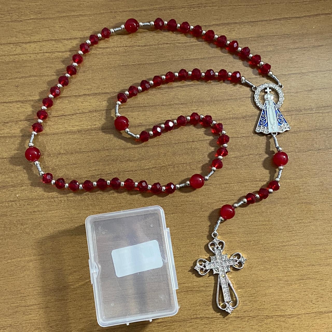 TERÇO DE NOIVA PRATEADO CRISTAL VERMELHO NOSSA SENHORA APARECIDA 08MM (1 UNIDADE)