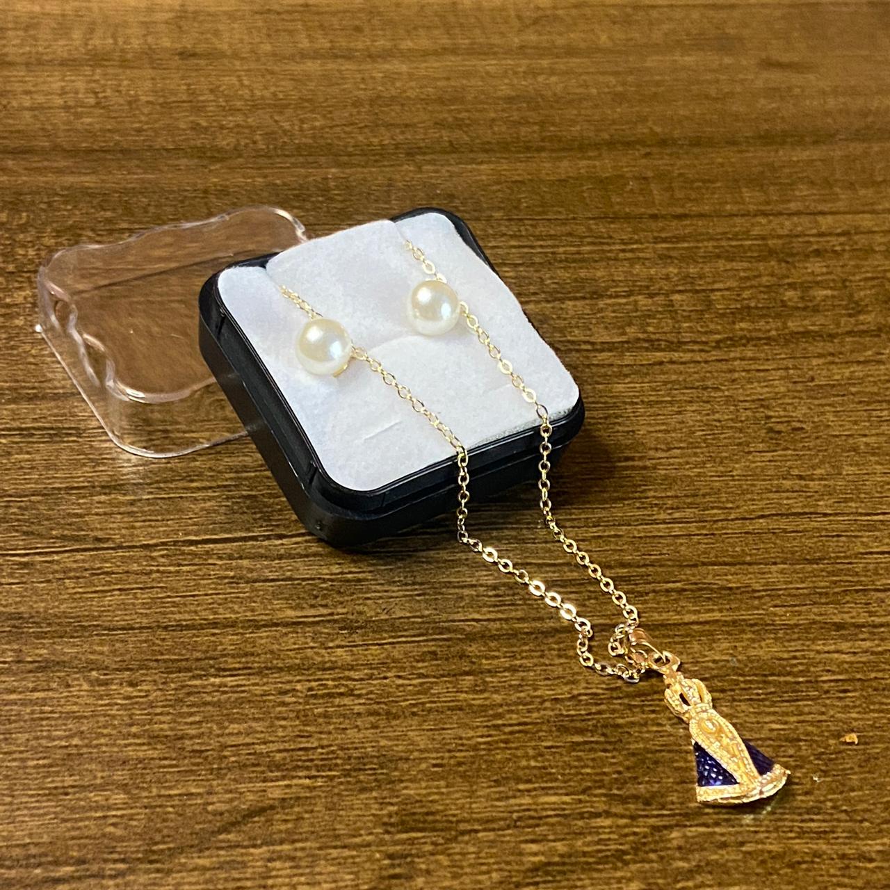 COLAR DOURADO COM PINGENTE NOSSA SENHORA APARECIDA + BRINCO DE PÉROLA  (3 UNIDADES)