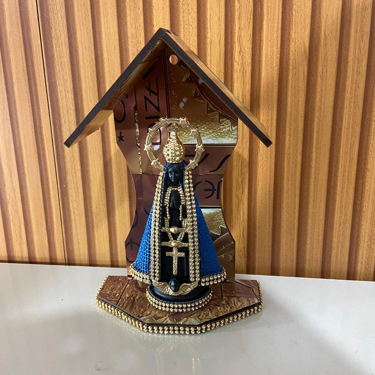 ORATÓRIO DE PAREDE E MESA MDF DOURADO+ IMAGEM DE PLÁSTICO NOSSA SENHORA APARECIDA AZUL COM STRASS 15CM (1 UNIDADE)