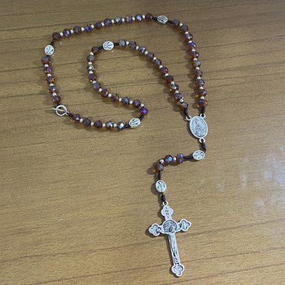 TERÇO CRISTAL NOSSA SENHORA APARECIDA  E SÃO CRISTÓVÃO 6 MM MARROM  (1 UNIDADE)