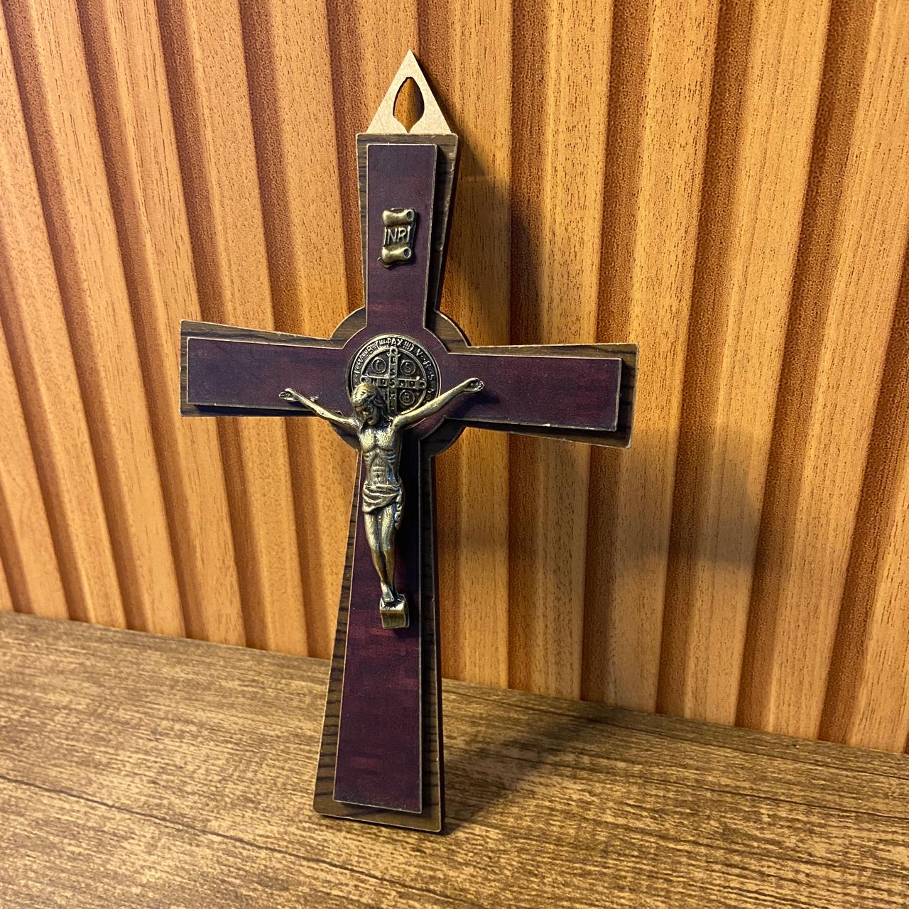 CRUCIFIXO MDF DE PAREDE MEDALHA SÃO BENTO 20CM (1 UNIDADE)