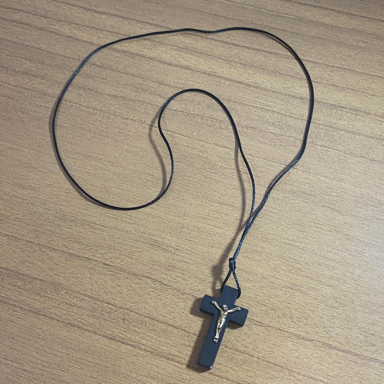 CORDÃO COM CRUCIFIXO DE MADEIRA PRETA MOD2 (12 UNIDADES)