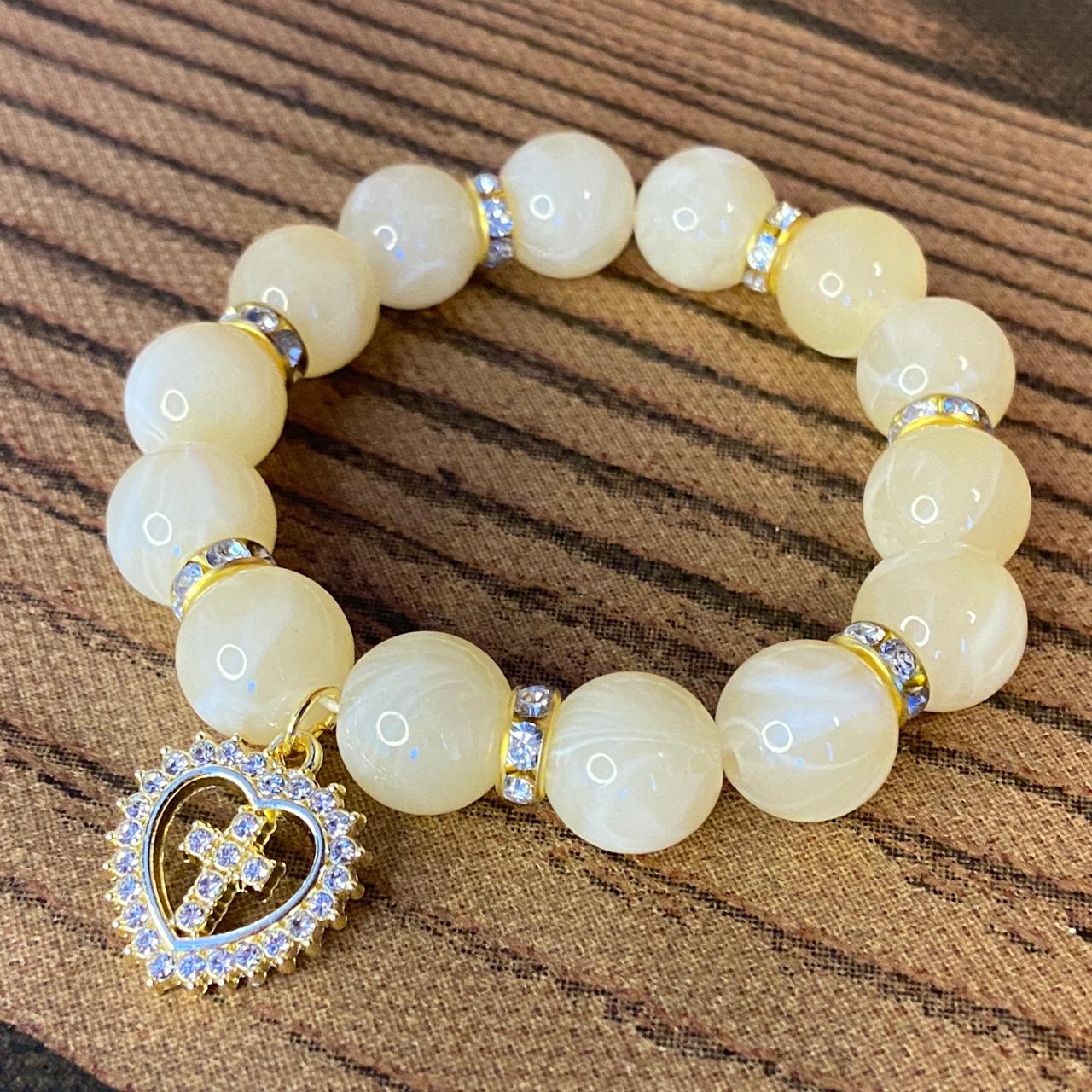PULSEIRA PÉROLA BEGE COM PINGENTE DE CRUZ COM STRASS 08MM  (03 UNIDADES)