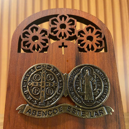 PORTA ÁGUA BENTA DE MADEIRA MEDALHA SÃO BENTO 16CM (1 UNIDADE)