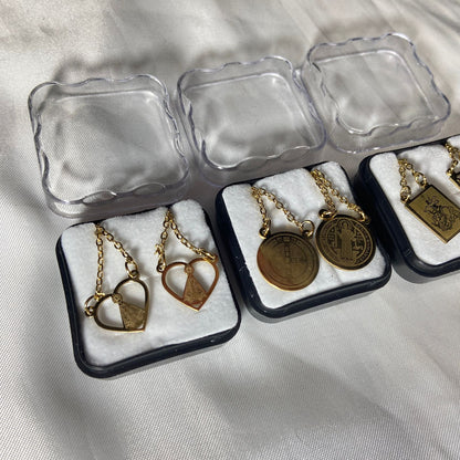 ESCAPULÁRIO DOURADO MODELOS SORTIDOS (6 UNIDADES)