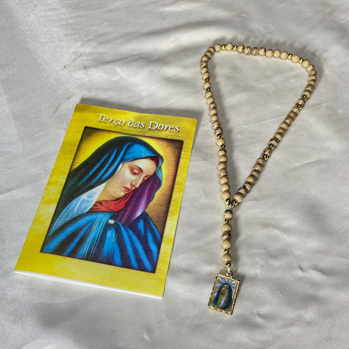 TERÇO PÉROLA BEGE NOSSA SENHORA DAS DORES MOD2 6MM (1 UNIDADE)