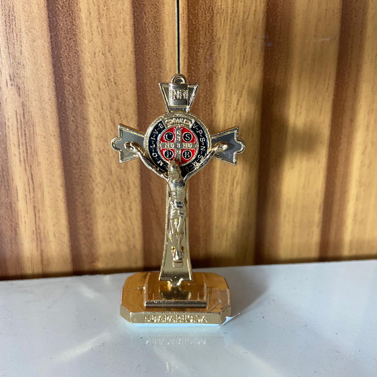 CRUCIFIXO DOURADO MEDALHA SÃO BENTO PARA CARRO  (6 UNIDADES)