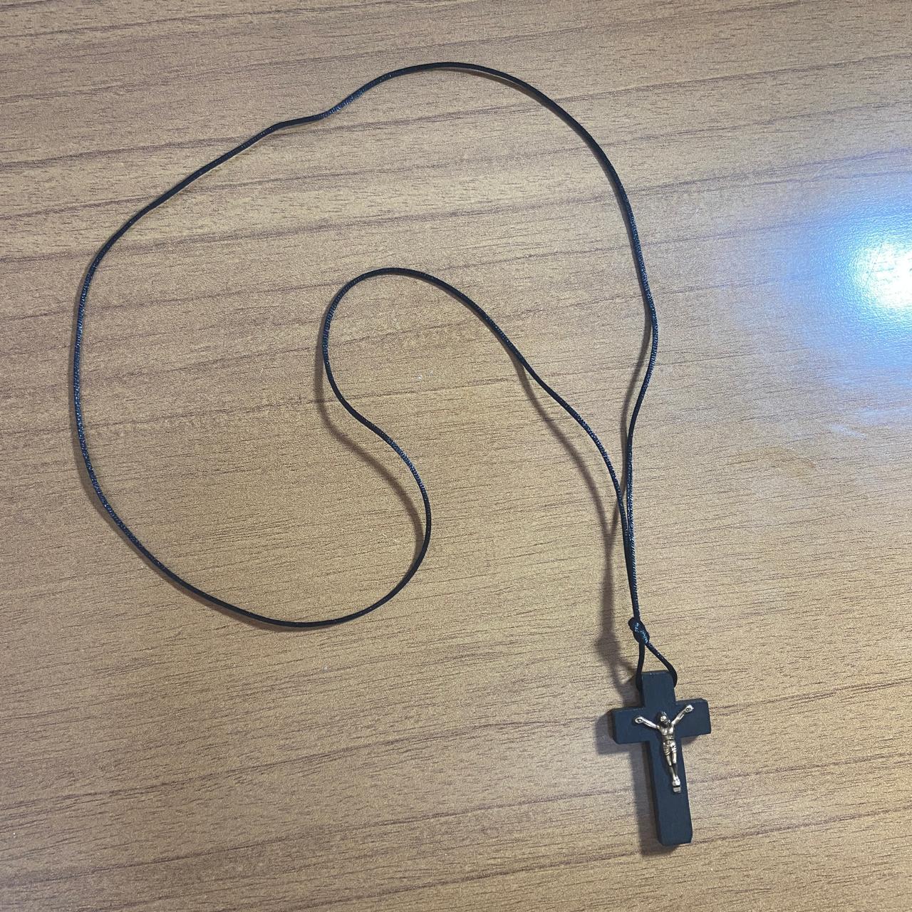 CORDÃO COM CRUCIFIXO DE MADEIRA PRETA MOD2 (12 UNIDADES)