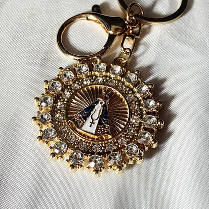 CHAVEIRO LUXO COM MOSQUETE NOSSA SENHORA APARECIDA COM STRASS  (6 UNIDADES)