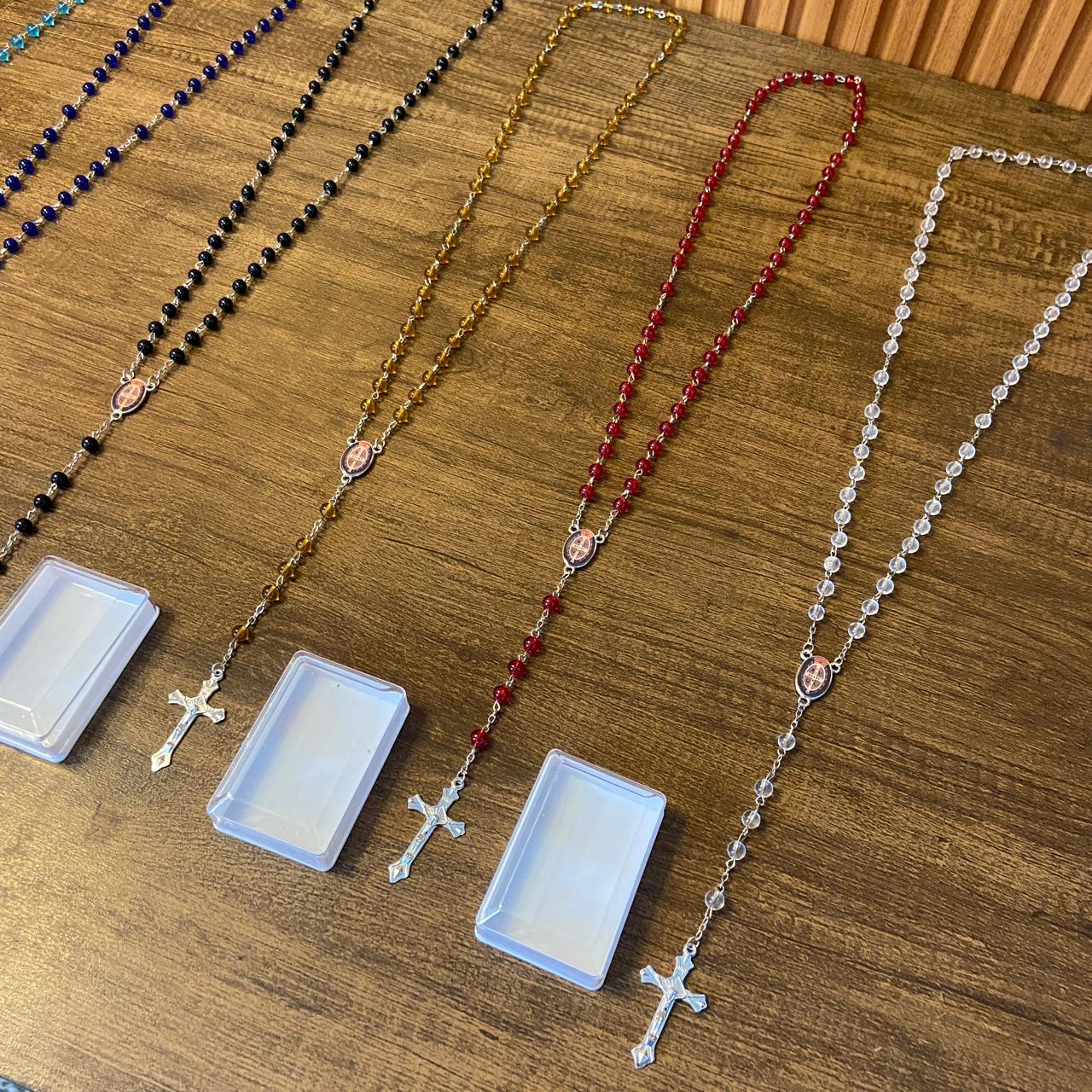 TERÇO PÉROLA MEDALHA SÃO BENTO CORES SORTIDAS 06MM  ( 6 UNIDADES)