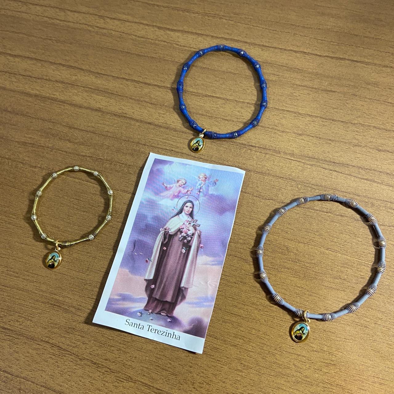 PULSEIRA DE MOLA COM MEDALHA SANTA TERESINHA CORES SORTIDAS  (3 UNIDADES)