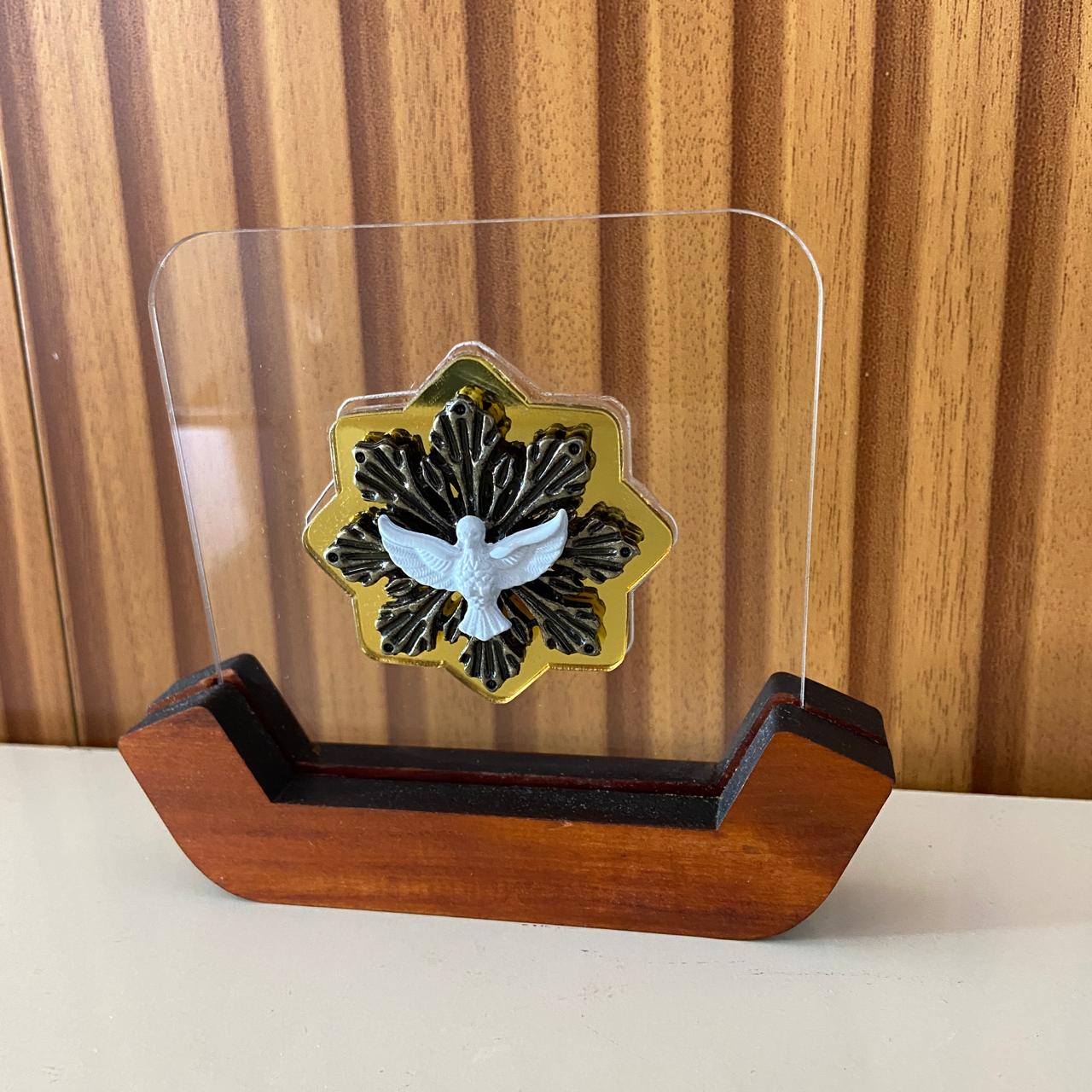 IMAGEM DE MESA METAL OURO VELHO DIVINO ESPÍRITO SANTO NO ACRÍLICO E BASE DE MADEIRA 10,7CM (1 UNIDADE)