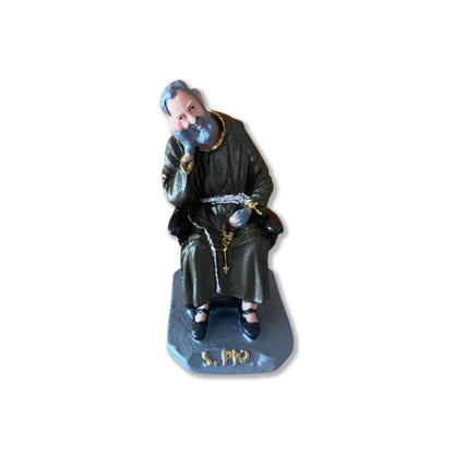 IMAGEM DE RESINA NACIONAL SANTO PADRE PIO SENTADO 10CM (1 UNIDADE)