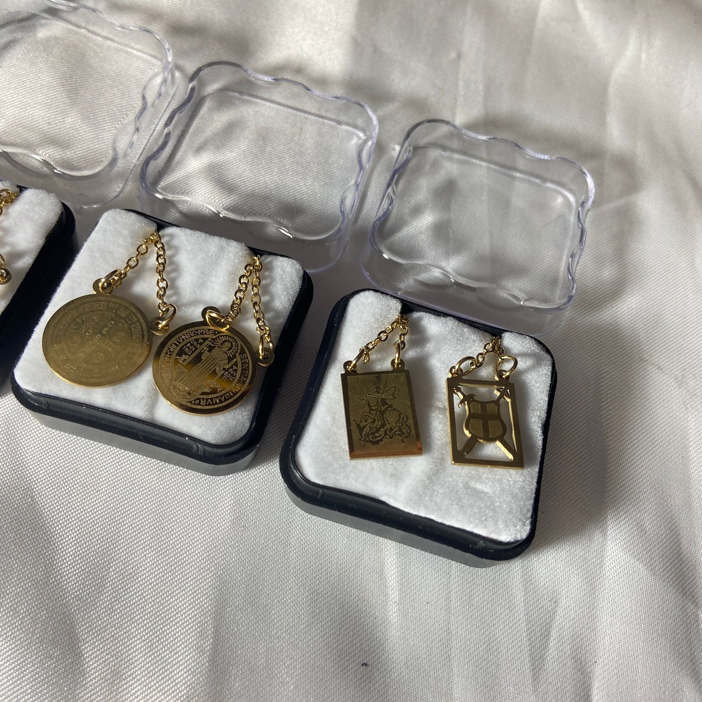 ESCAPULÁRIO DOURADO MODELOS SORTIDOS (6 UNIDADES)