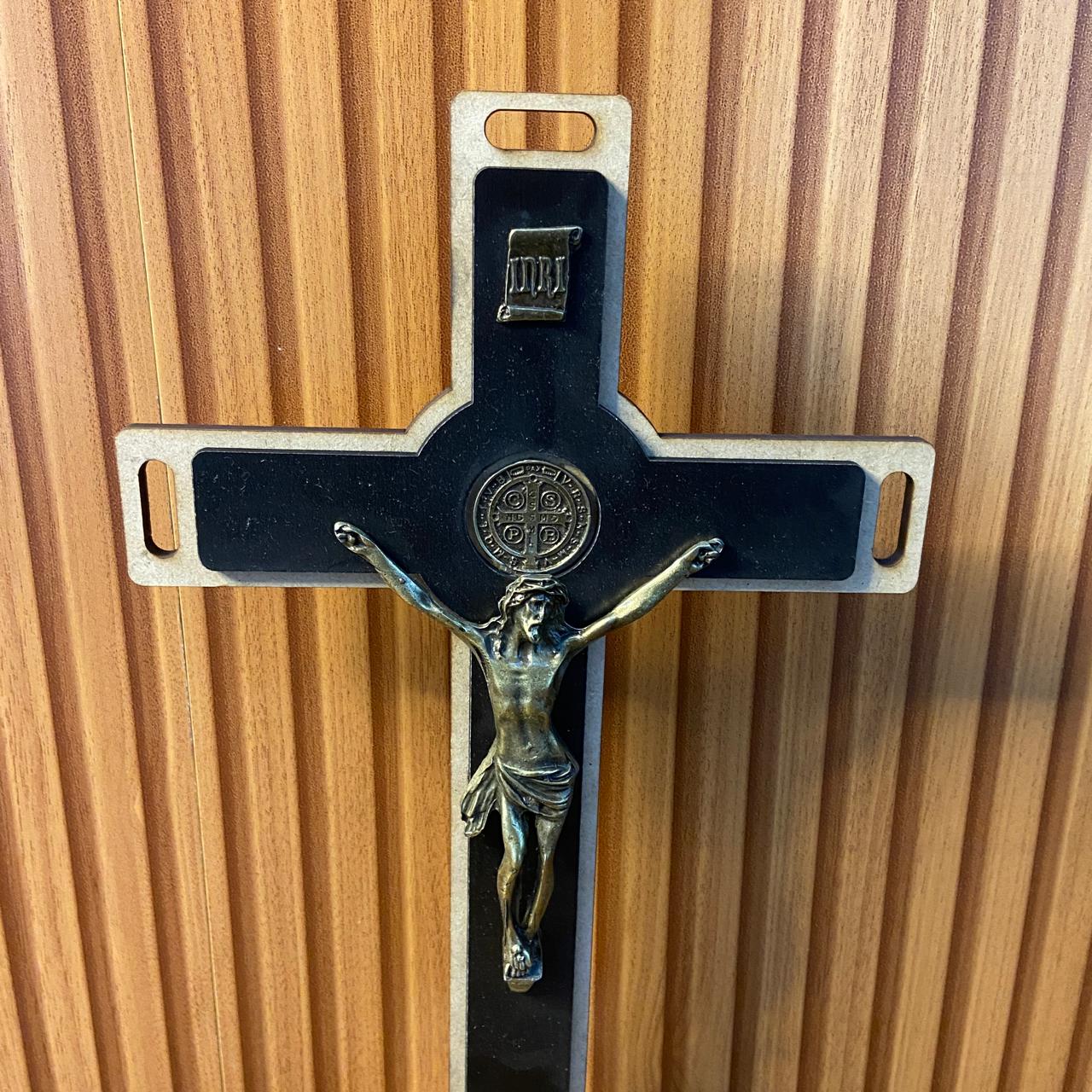 CRUCIFIXO MDF DE PAREDE E MESA MEDALHA SÃO BENTO 20CM (1 UNIDADE)