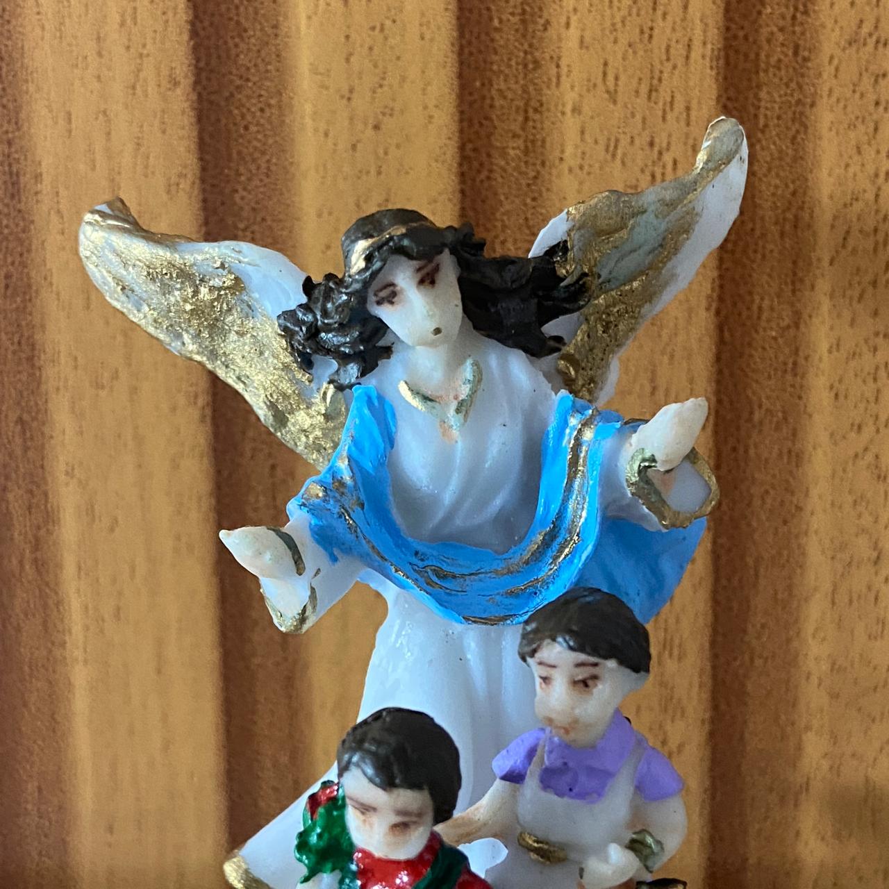 IMAGEM DE RESINA NACIONAL ANJO DA GUARDA AZUL COM CRIANÇA 08CM (1 UNIDADE)