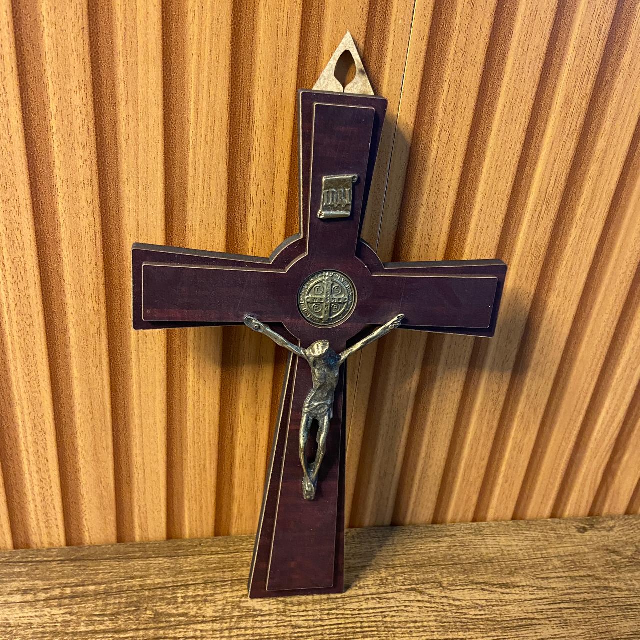 CRUCIFIXO MDF DE PAREDE MEDALHA SÃO BENTO 23CM (1 UNIDADE)