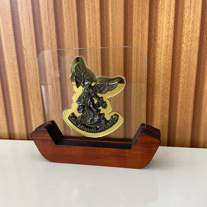 IMAGEM DE MESA METAL OURO VELHO SÃO MIGUEL ARCANJO NO ACRÍLICO E BASE DE MADEIRA 10,7CM (1 UNIDADE)