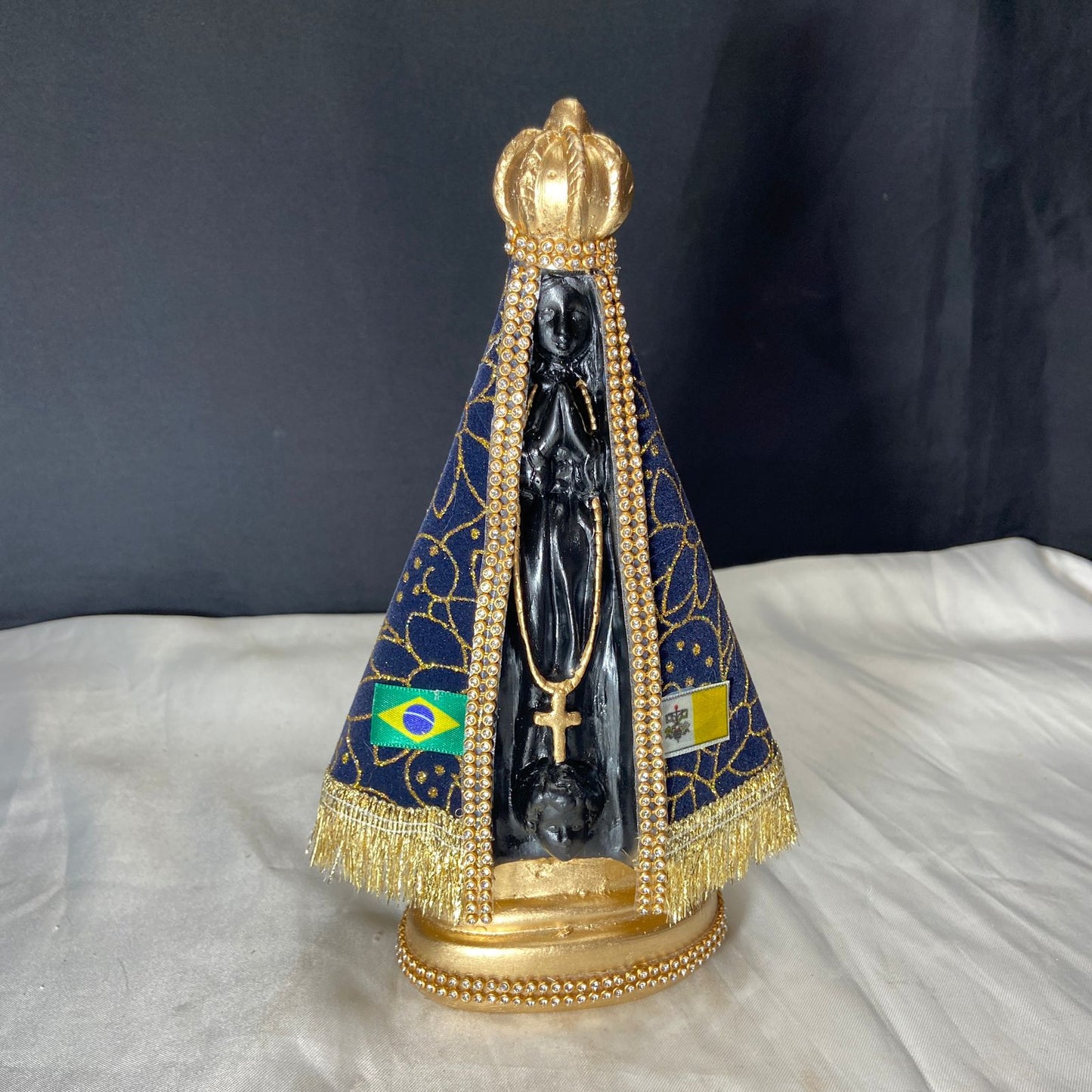 IMAGEM DE GESSO NOSSA SENHORA APARECIDA COM MANTO E STRASS MOD01 23CM (1 UNIDADE)