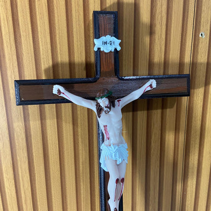 CRUCIFIXO MADEIRA DE PAREDE COM CRISTO DE RESINA NACIONAL  38CM (1 UNIDADE)