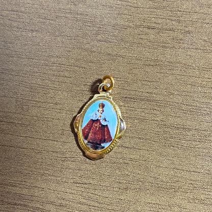 MEDALHA ALUMINIO MENINO JESUS DE PRAGA (12UNIDADES)