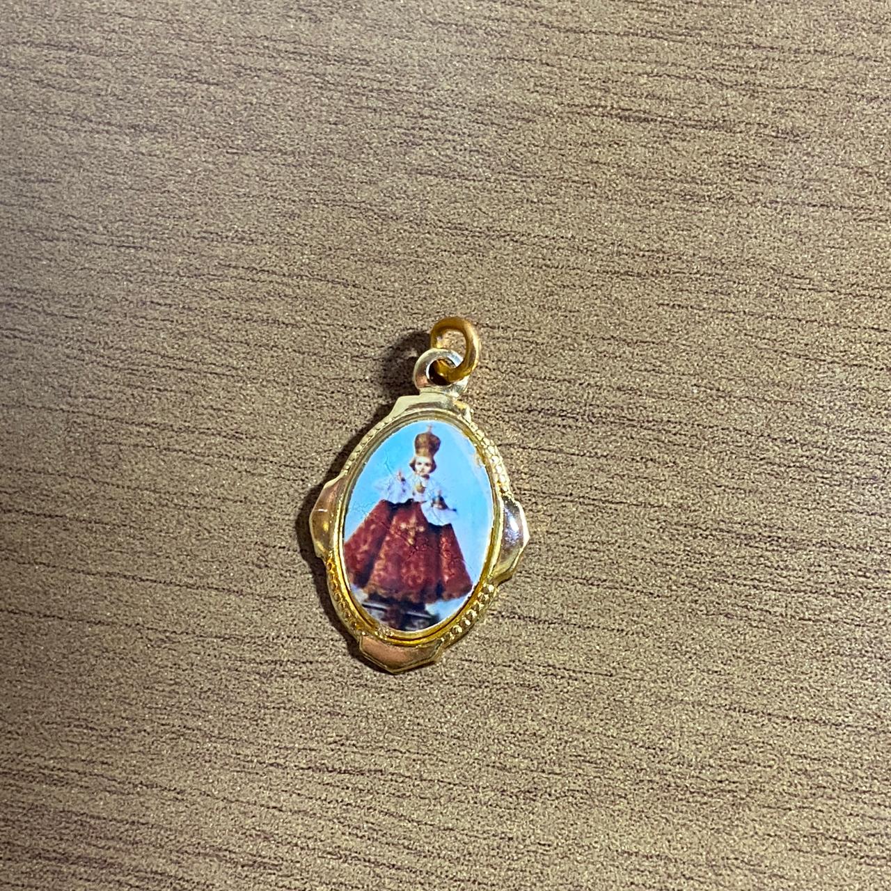 MEDALHA ALUMINIO MENINO JESUS DE PRAGA (12UNIDADES)
