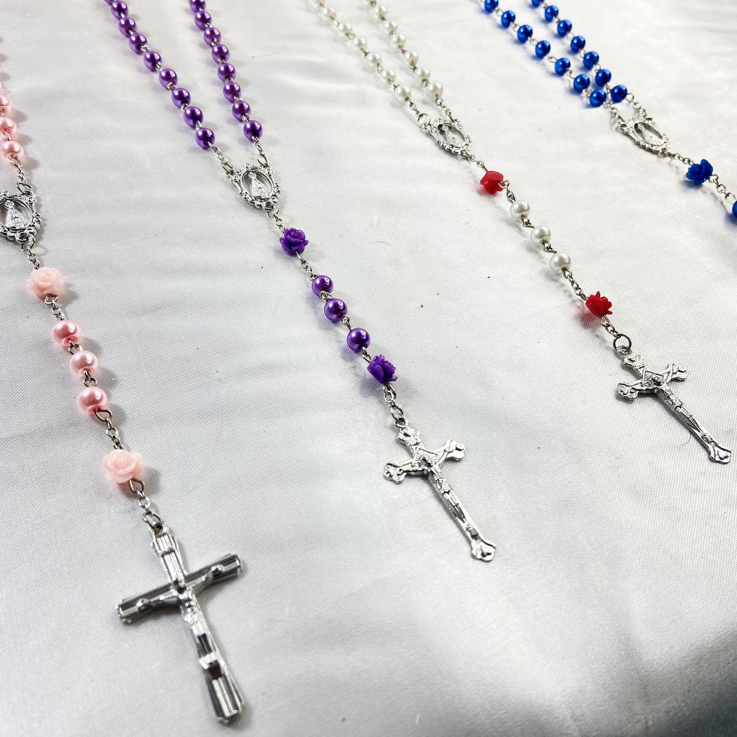 TERÇO NOSSA SENHORA APARECIDA PÉROLA ROSAS 6MM (12 UNIDADES)