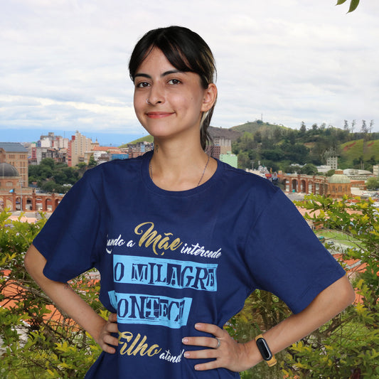 CAMISETA AZUL QUANDO A MÃE INTERCEDE O MILAGRE ACONTECE TAMANHO M (1 UNIDADE)