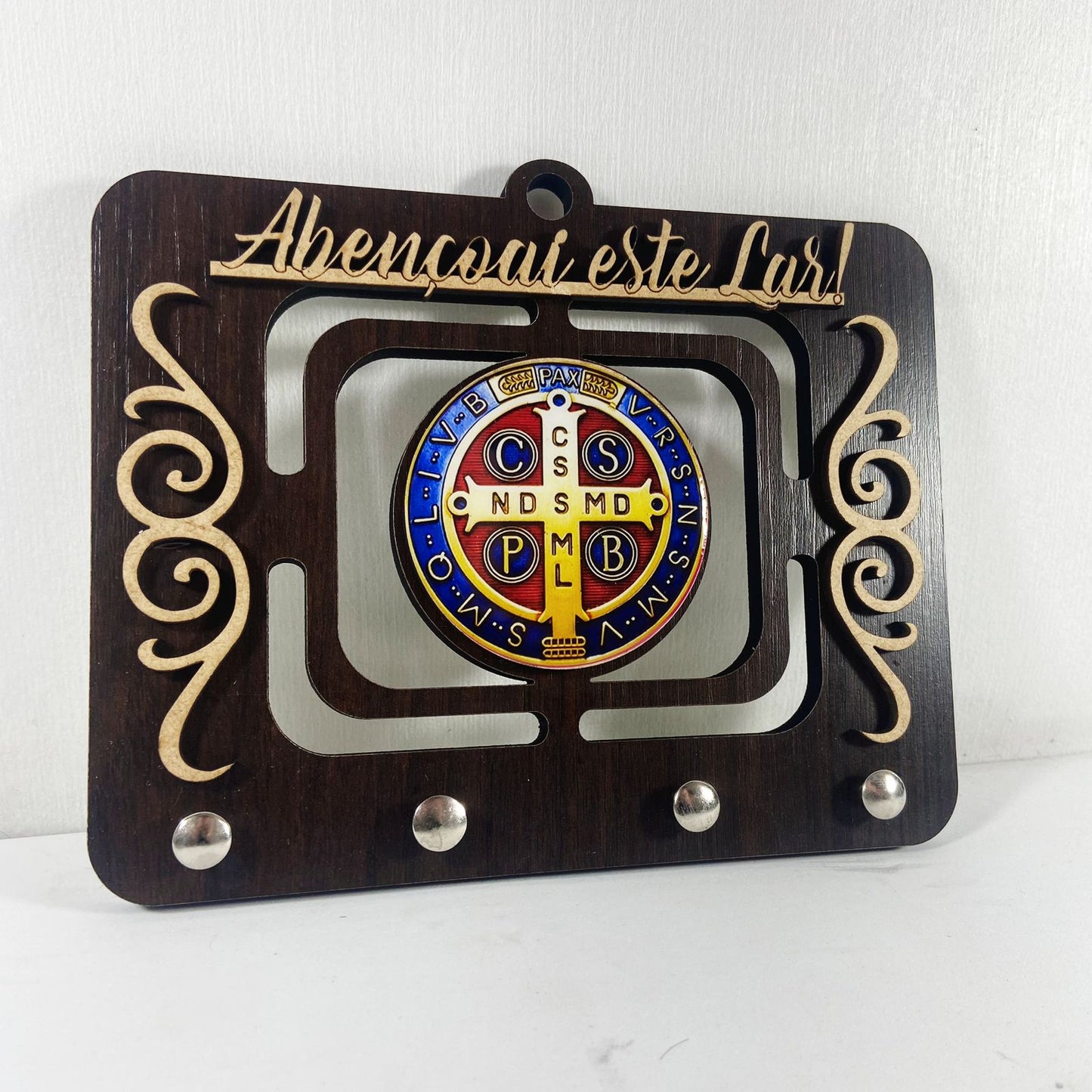 PORTA CHAVE VAZADO RESINADO MEDALHA SÃO BENTO COLORIDA 14CM (1 UNIDADE)