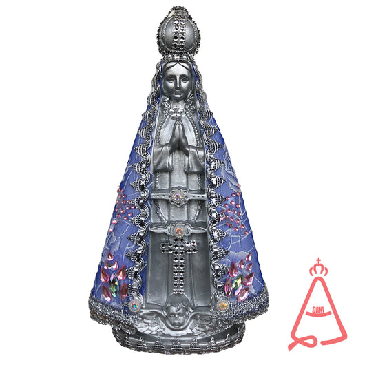 IMAGEM DE GESSO NOSSA SENHORA APARECIDA PRATA TECIDO FLORIDO AZUL STRASS ROSA 30CM (1 UNIDADE)