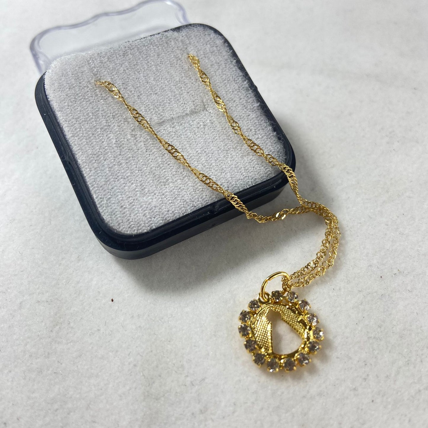 CORRENTE DOURADA NOSSA SENHORA APARECIDA OVAL COM STRASS BRANCO (1 UNIDADE)
