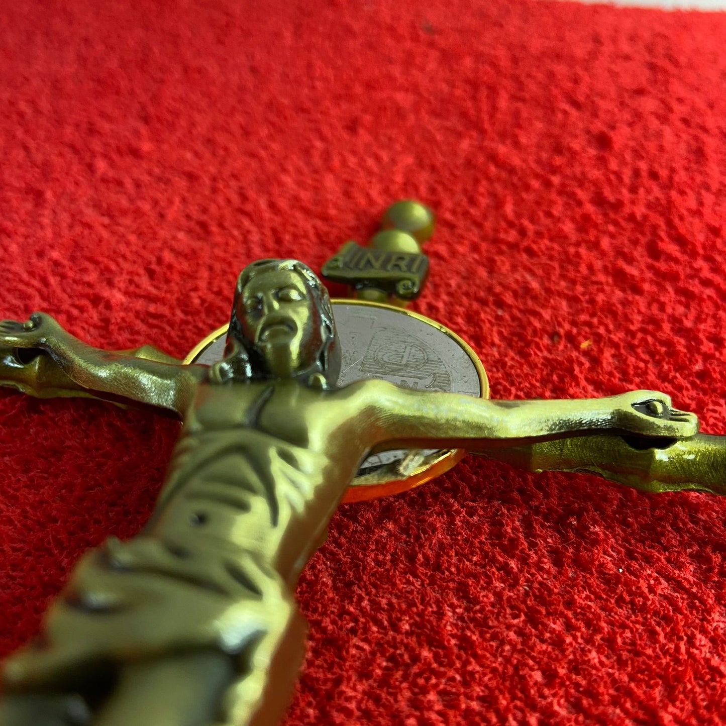 CRUCIFIXO DE METAL OURO VELHO COM MEDALHA SÃO BENTO 23CM (1 UNIDADE)