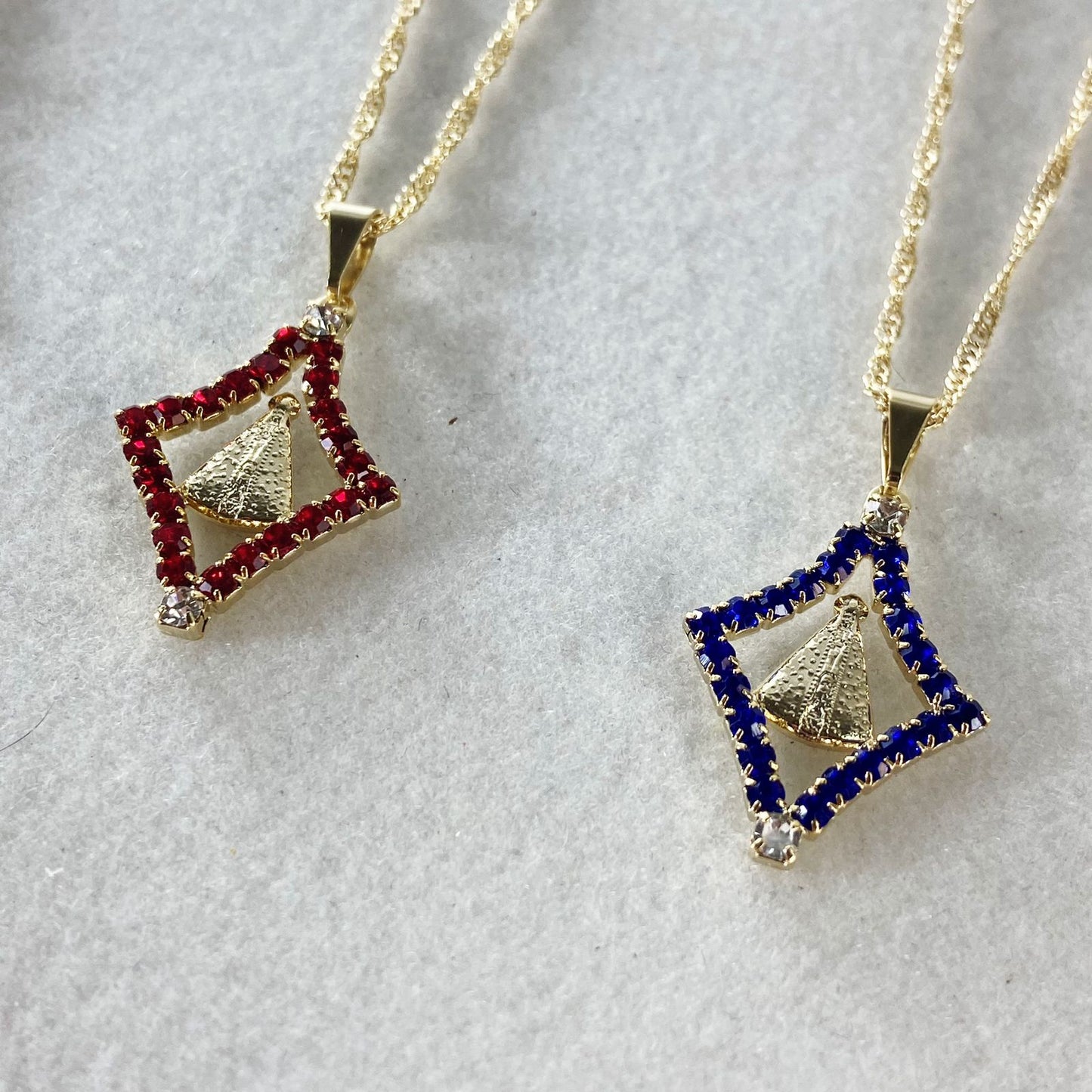 CORRENTE DOURADA NOSSA SENHORA APARECIDA COM STRASS CORES SORTIDAS (3 UNIDADES)