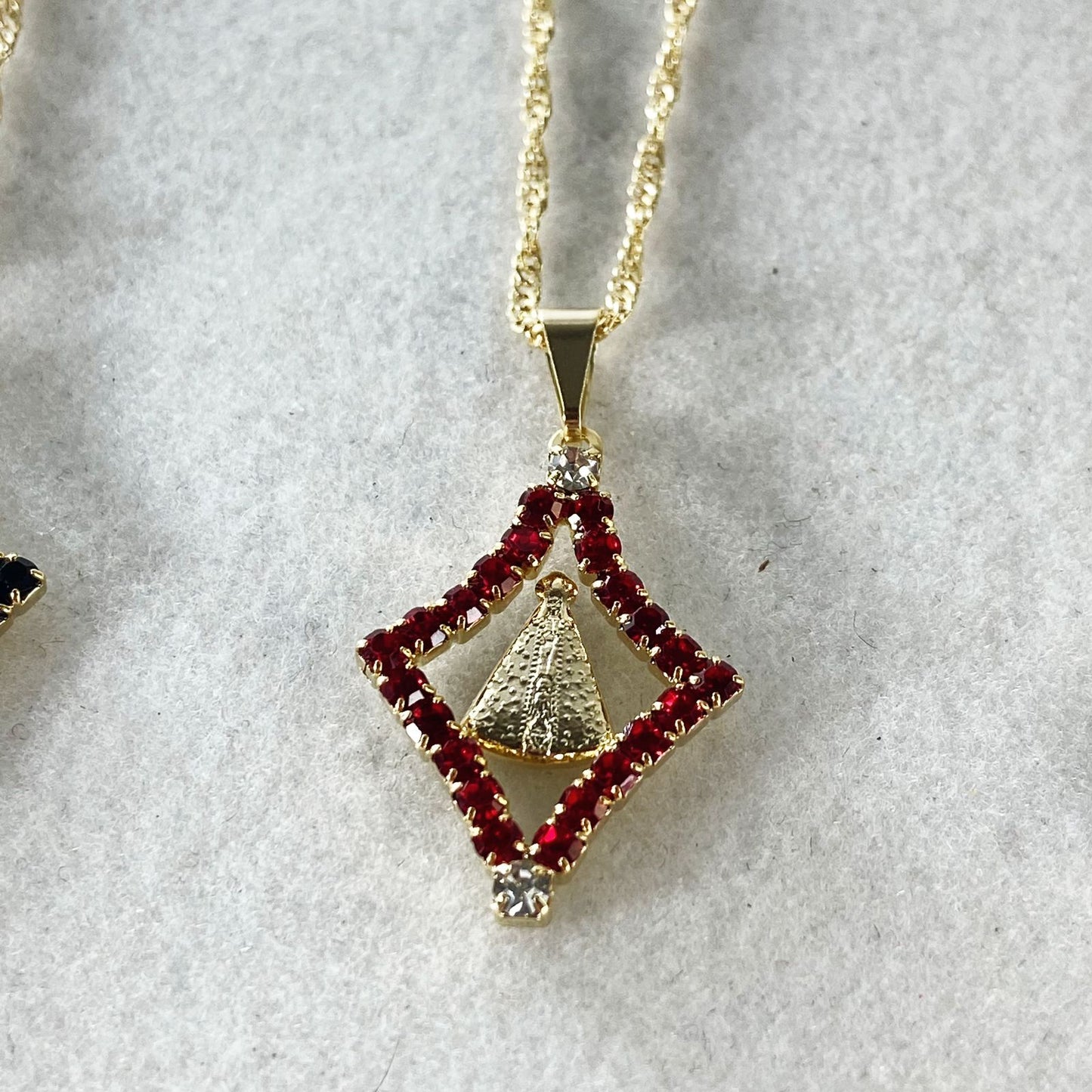 CORRENTE DOURADA NOSSA SENHORA APARECIDA COM STRASS CORES SORTIDAS (3 UNIDADES)