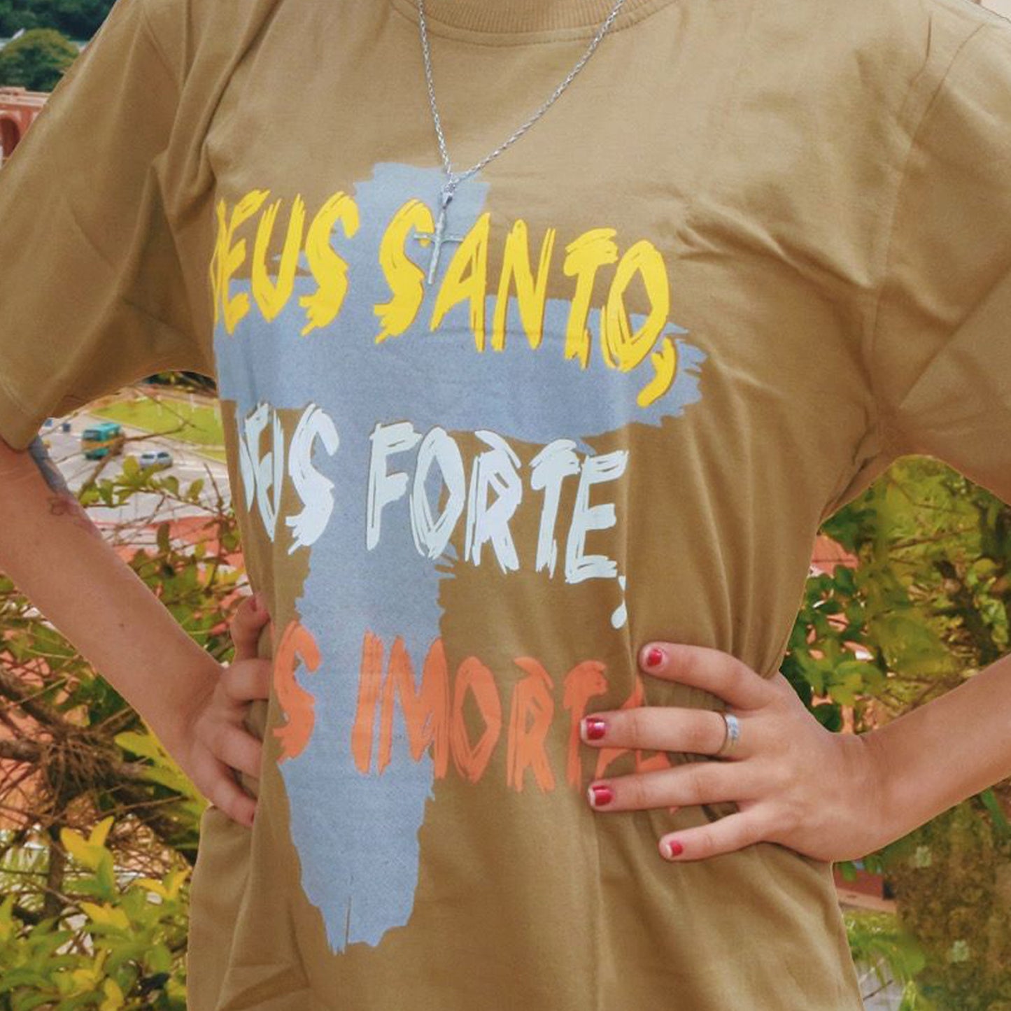 CAMISETA MARROM DEUS SANTO, DEUS FORTE DEUS MORTAL  TAMANHO P (1 UNIDADE)