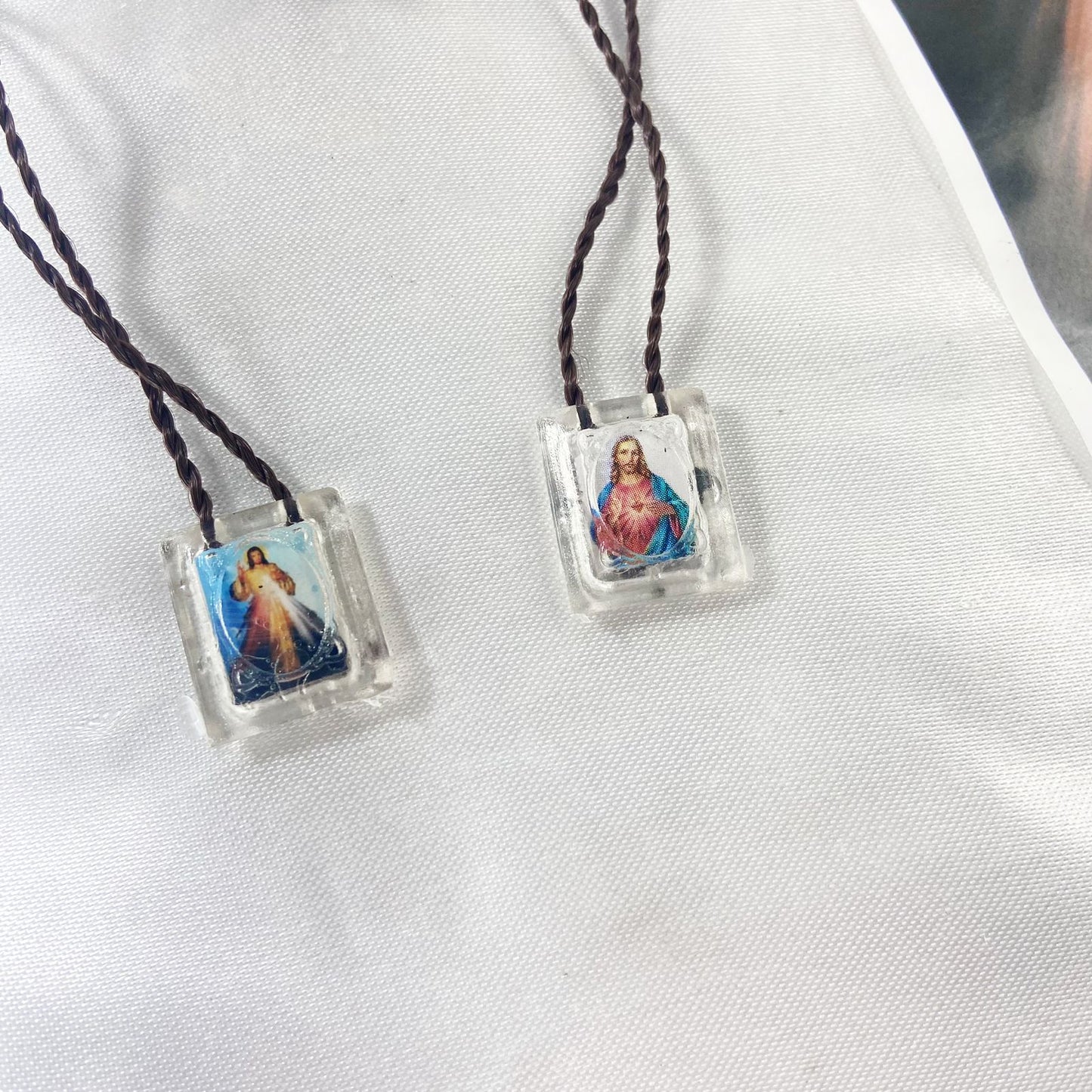 ESCAPULÁRIO CORDINHA JESUS MISERICORDIOSO E SAGRADO CORAÇÃO DE JESUS (12 UNIDADES)