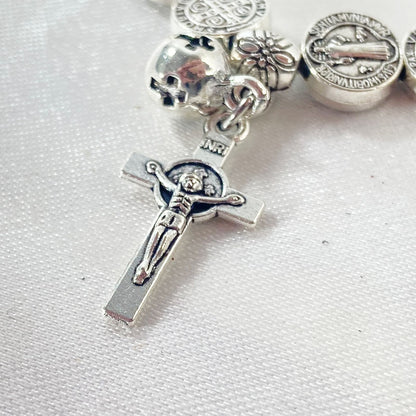 PULSEIRA MEDALHAS DECORADAS SÃO BENTO COM CRUZ (12 UNIDADES)