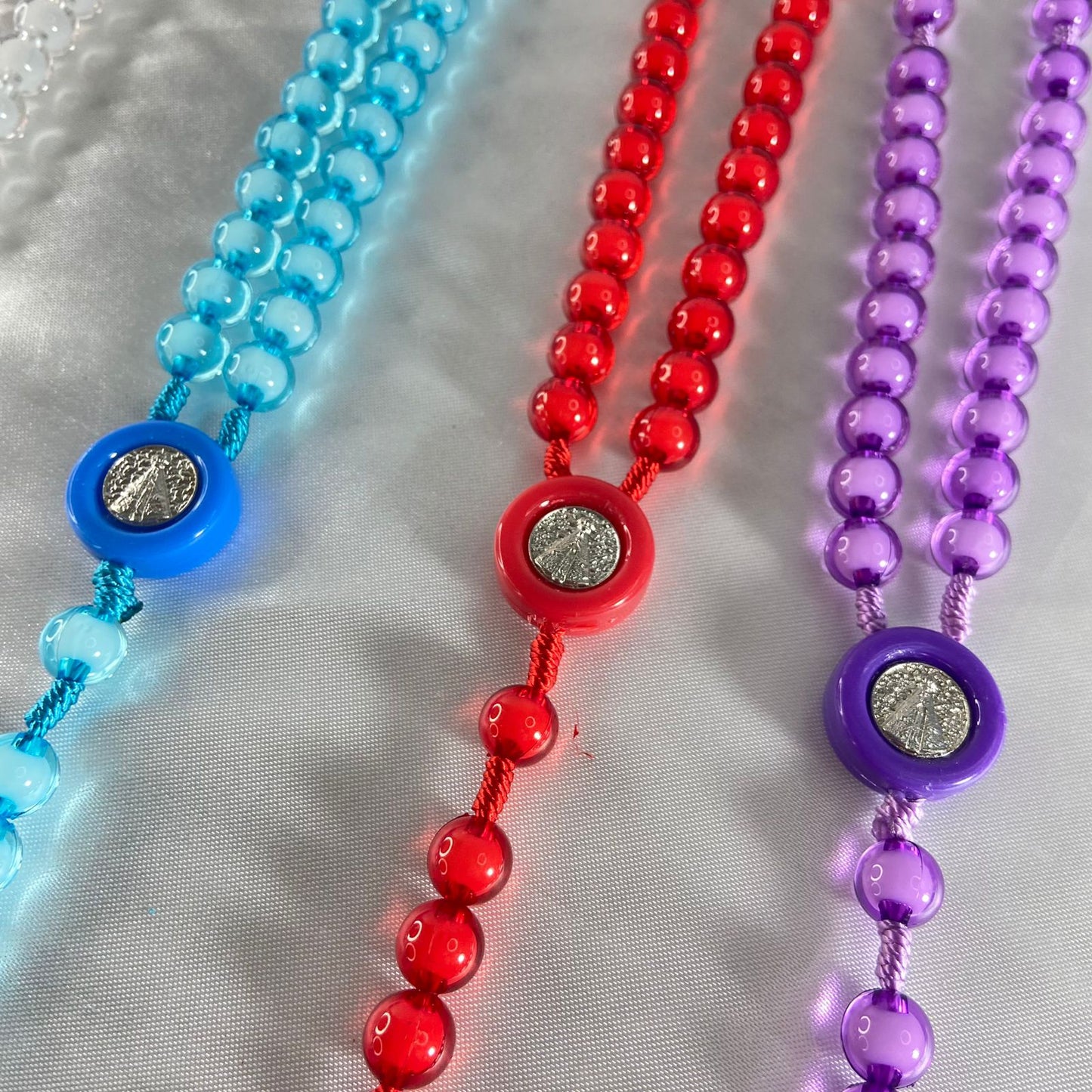 TERÇO NOSSA SENHORA APARECIDA CORES SORTIDAS 10MM (6 UNIDADES)