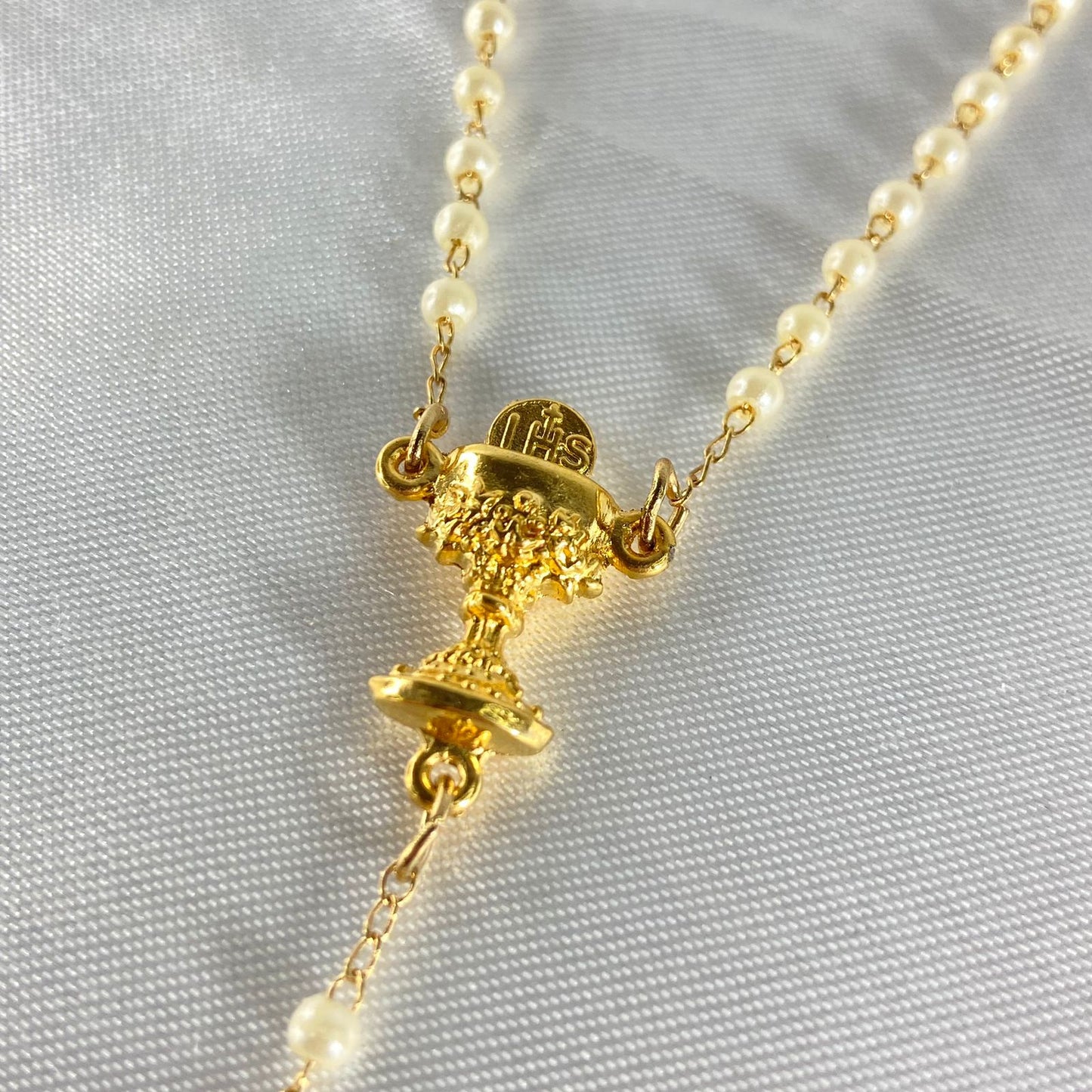 TERÇO PÉROLA NA CAIXINHA CÁLICE DOURADO 4MM (1 UNIDADE)