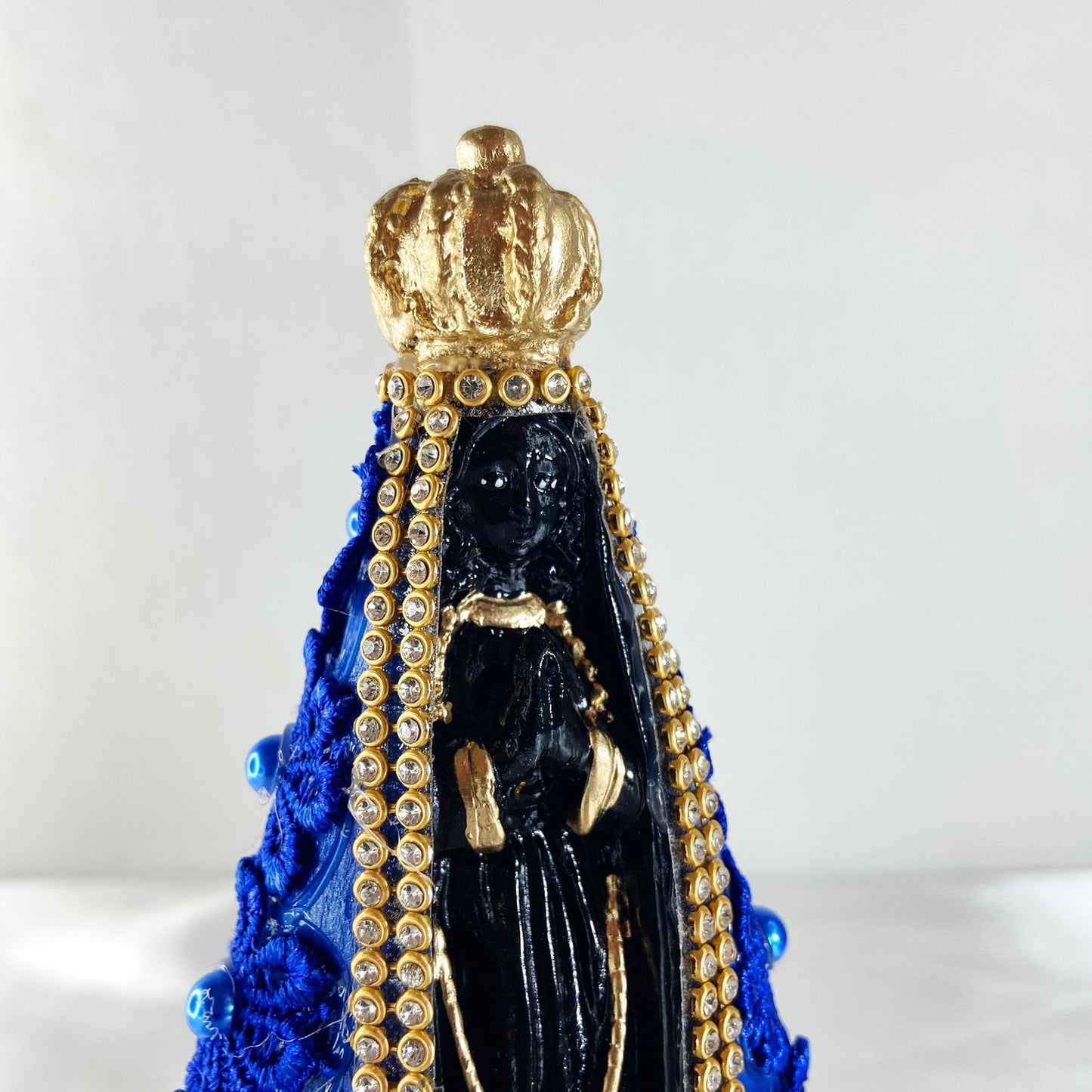 IMAGEM DE GESSO NOSSA SENHORA APARECIDA FLOR DE RENDA AZUL COM STRASS 16CM (1 UNIDADE)