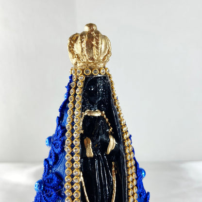 IMAGEM DE GESSO NOSSA SENHORA APARECIDA FLOR DE RENDA AZUL COM STRASS 16CM (1 UNIDADE)