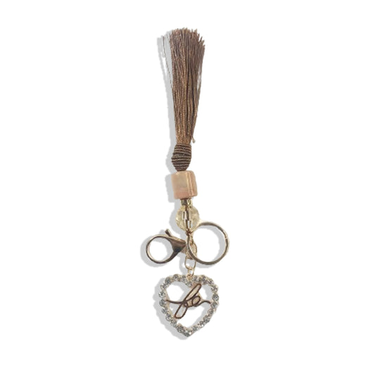 CHAVEIRO LUXO COM MOSQUETE FÉ CORAÇÃO COM POMPOM CARAMELO (1 UNIDADE)
